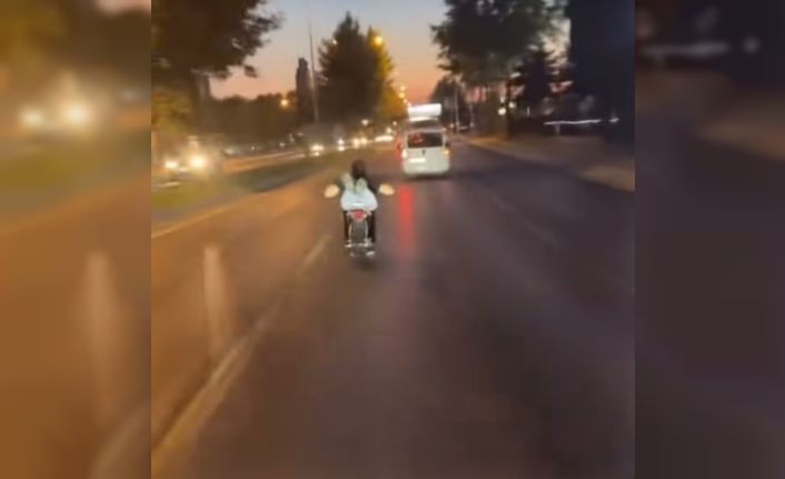 Bursa’da motosiklete uzanarak gitti, canını hiçe saydı