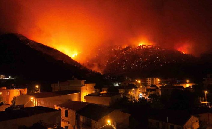 Bursa’da orman yangını 3 köyü tehdit etti, yangının havadan görüntüsü yürekleri dağladı
