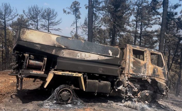 Bursa’daki yangında bir kamyon alevlerin arasında kalarak kullanılamaz hale geldi
