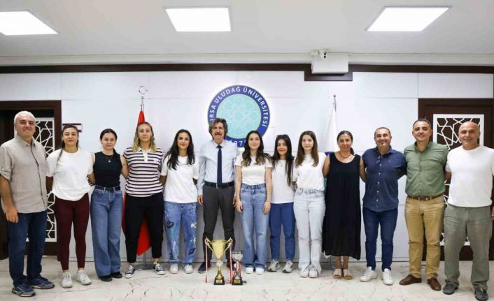 BUÜ Kadın Hentbol Takımından çifte şampiyonluk