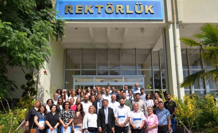 BUÜ’de başarılı akademisyenler ödüllendirildi