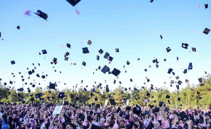 BUÜ’de bu yıl mezun sayısı 6 bini buldu