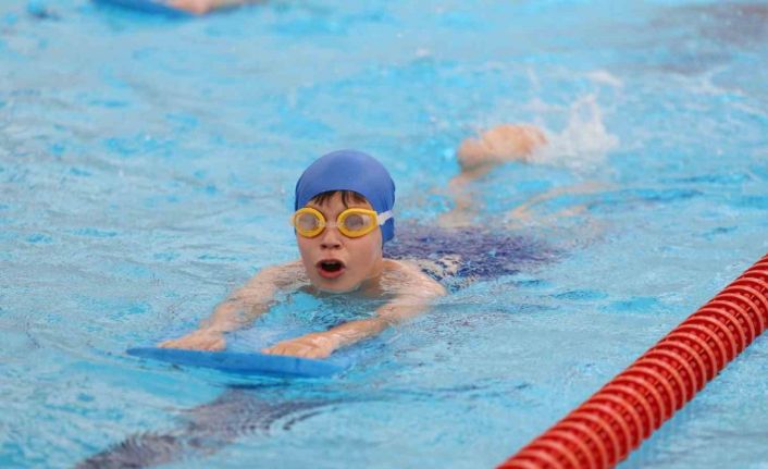 Büyükşehir Yaz Okulları’nda minik yüzücülerin sertifika heyecanı