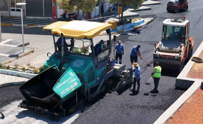 Büyükşehir’in Söke’de yol çalışmaları sürüyor