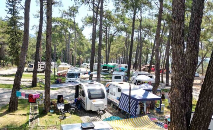 Çadır ve karavan tatilcileri ’sakin kent’ Akyaka’ya akın etti