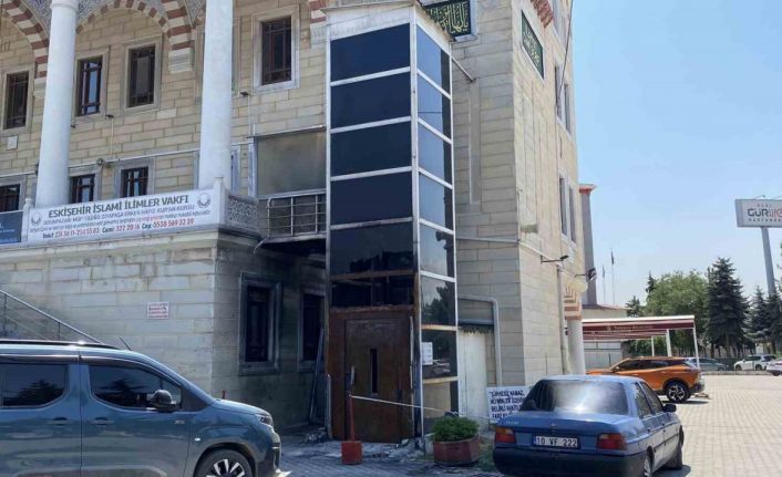 Cami avlusunda araçla birlikte yanan asansör onarılmayı bekliyor