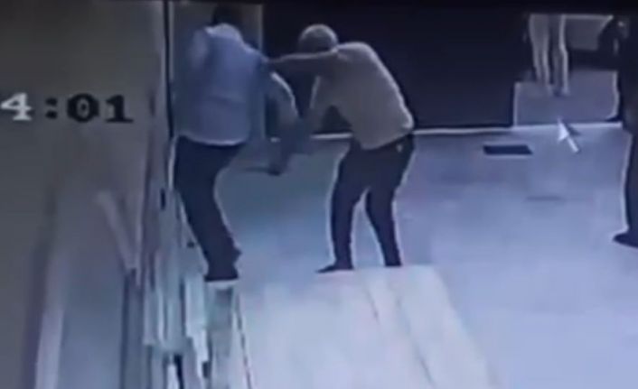 Cami müezzini bıçaklandı: O anlar kamerada