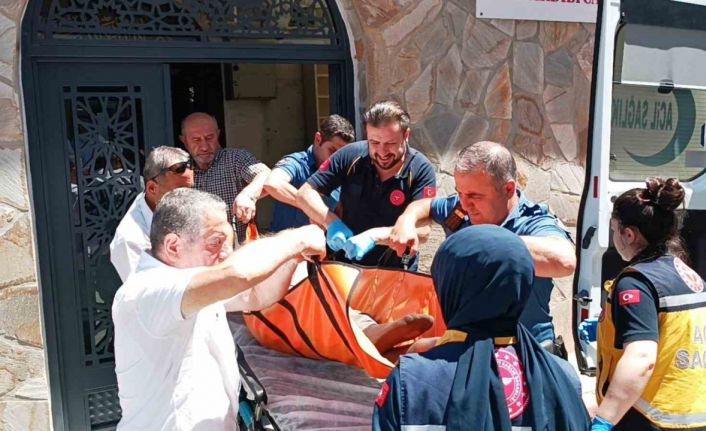 Camide sızan adamı cemaat uyandıramadı, ambulansla hastaneye kaldırıldı