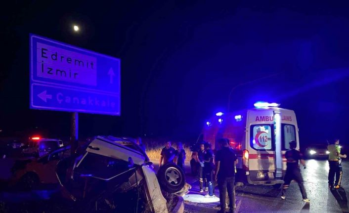 Çanakkale’de iki otomobil çarpıştı: 1’i ağır 3 yaralı