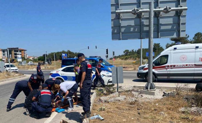 Çanakkale’de otomobil motosiklete çarpıp takla attı: 1’i ağır 2 yaralı