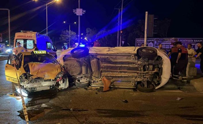 Çanakkale’de ticari taksi ve otomobil çarpıştı: 8 yaralı