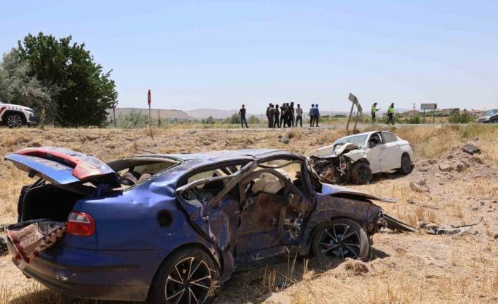 Çarpışan otomobiller tarlaya uçtu: 1 ölü, 1 ağır yaralı