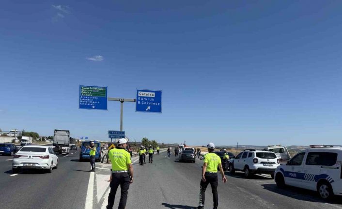 Çatalca’da bariyere çarpan araç parçalandı, 1 astsubay hayatını kaybetti