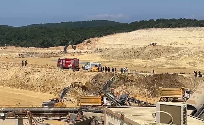 Çatalca’da kum ocağında göçük: İş makinesi atık su biriken alana düştü, operatörü kurtarma çalışmaları sürüyor