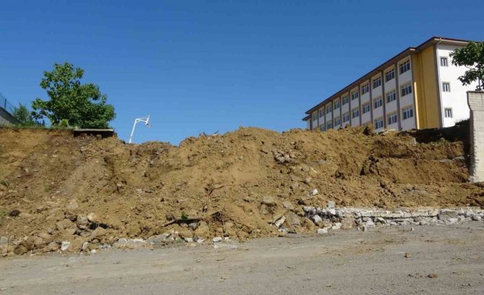Çatlaklar oluşan lisenin bahçe duvarı yıkıldı
