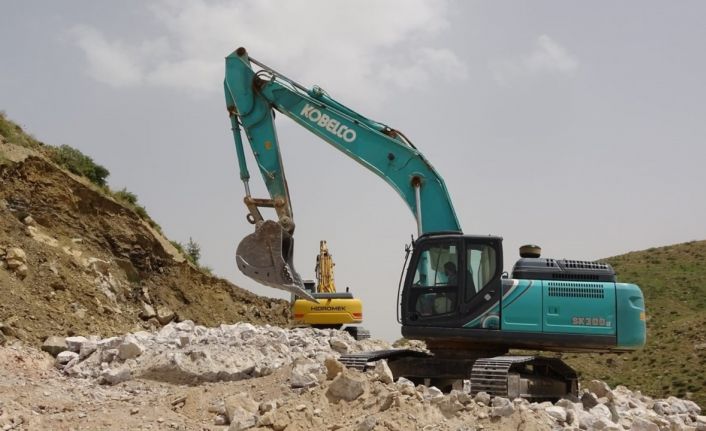 Çemikari Yaylası’ndaki yollarda çalışmalar devam ediyor