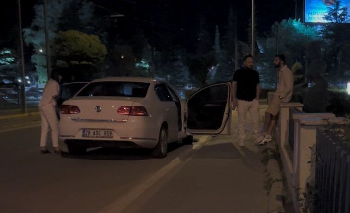 Çevirmeye yakalanarak ceza yiyen arkadaşının yanında alkol almaya devam etti