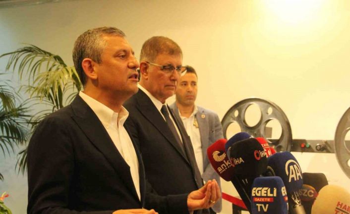 CHP Genel Başkanı Özgür Özel İzmir’de basın toplantısı düzenledi