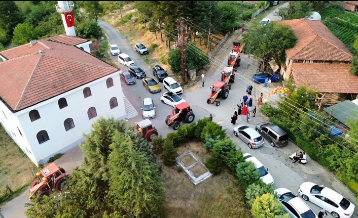 Çiftçi baba, oğlunun isteğini kırmadı, sünnet konvoyunu traktörlerle yaptı