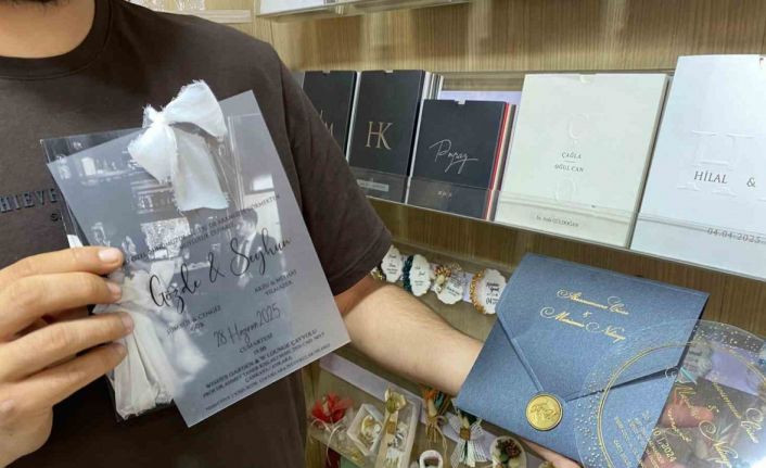 Çiftleri çizgi film karakteri gibi resmederek düğün davetiyesi oluşturuyor