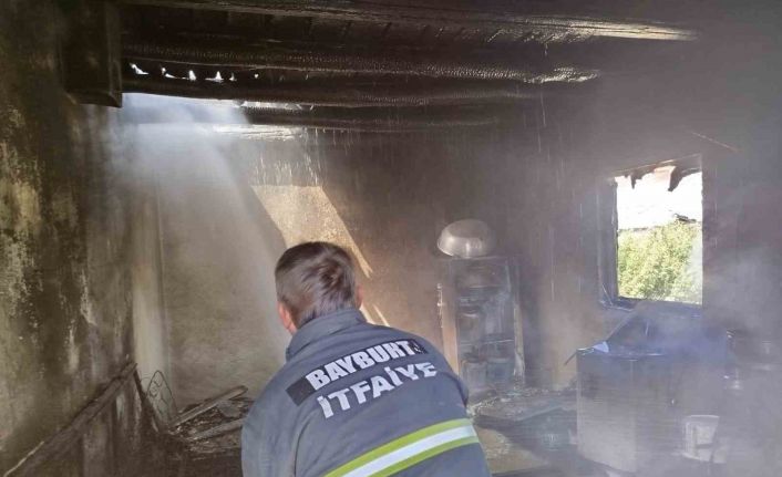 Çiğdemlik köyündeki tandır evinde çıkan yangın söndürüldü