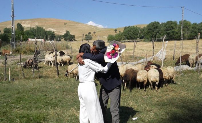 Çimen, YKS sevincini babasıyla çiçekli sürprizle paylaştı