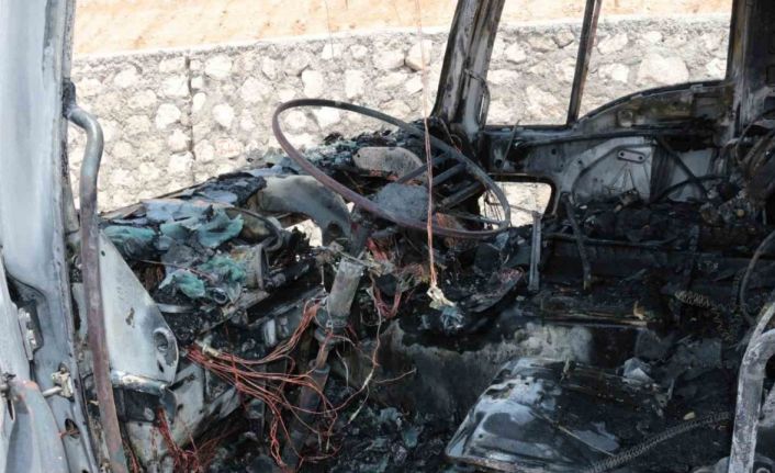 Cizre’de seyir halindeki tır alevlere teslim oldu