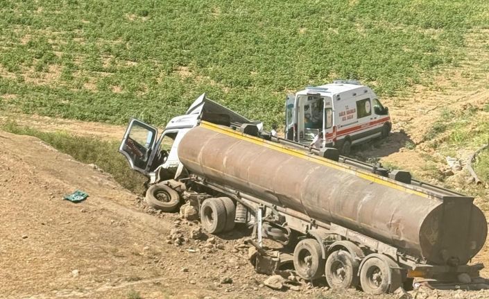 Cizre’de tır ile hafif ticari araç çarpıştı: 2 yaralı