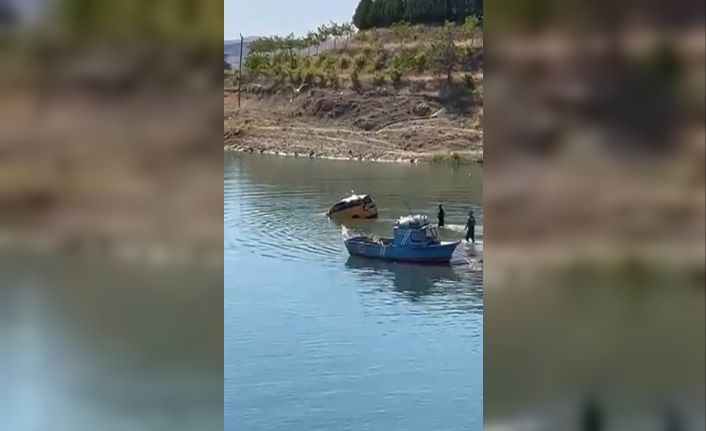 Çocuk el frenini indirince araç baraj sularına gömüldü