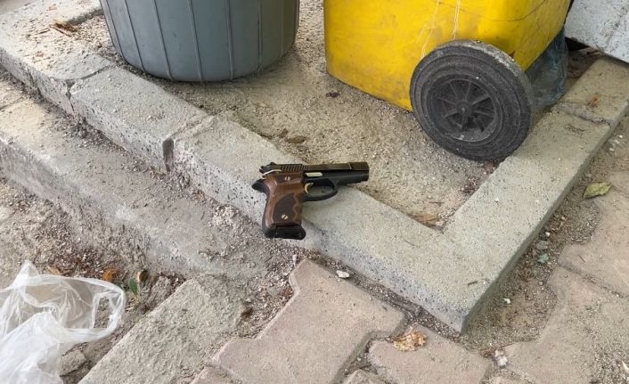 Çocukların çöpte bulduğu tabanca ekipleri harekete geçirdi