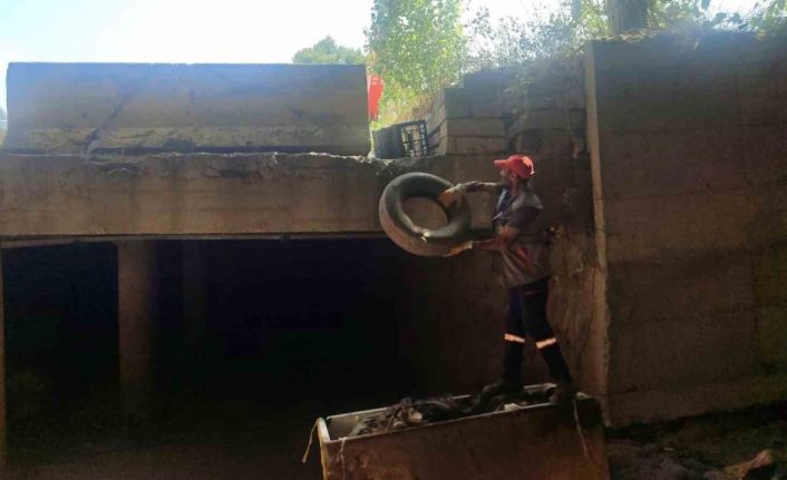 Çöpler arasında lastik bile çıktı