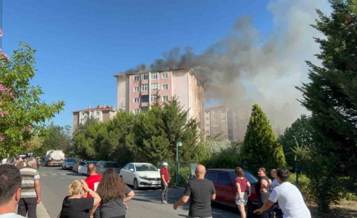 Çorlu’da apartman çatısı alev alev yandı