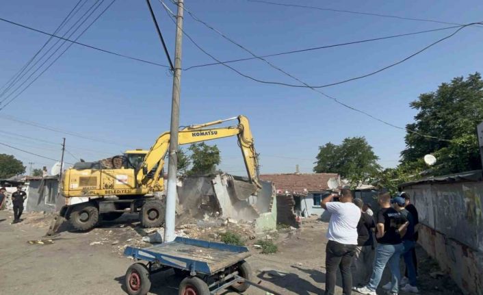 Çorlu’da metruk binalar yıkıldı