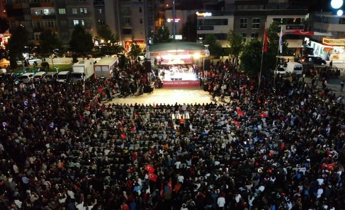 Çorum’da binlerce kişi 15 Temmuz şehitlerini andı: Ahmet Şafak türküleriyle duygulandırdı