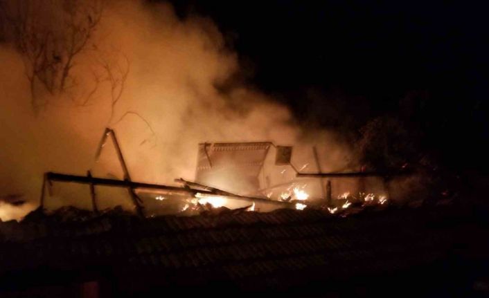 Çorum’da çıkan yangında 2 ev, 2 garaj ve 1 ahır kül oldu