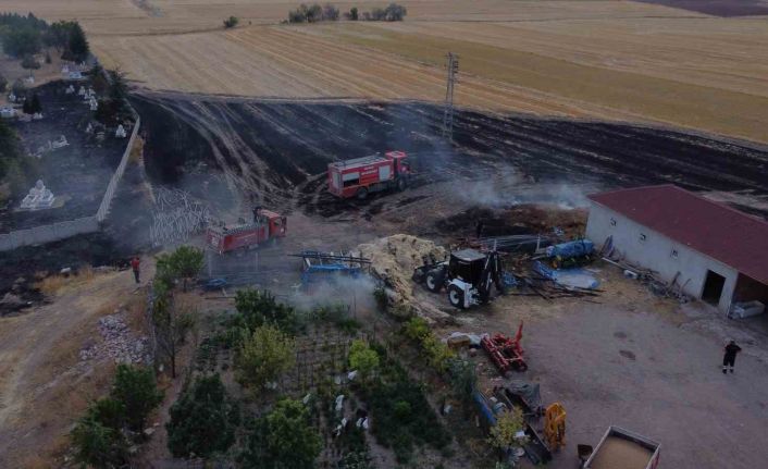 Çorum’da elektrik direğinden çıkan kıvılcım yangına sebep oldu