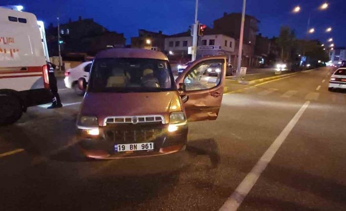 Çorum’da hafif ticari araçla çarpışan motosikletin sürücüsü yaralandı