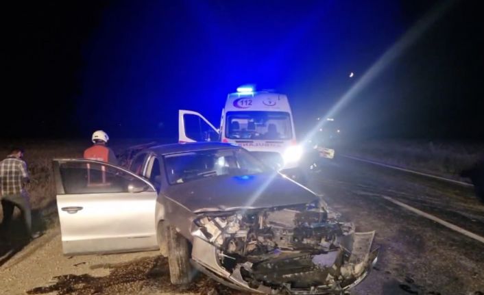 Çorum’da iki otomobil kafa kafaya çarpıştı: 4 yaralı