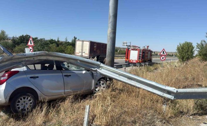 Çorum’da otomobil bariyerlere girdi: 1 yaralı