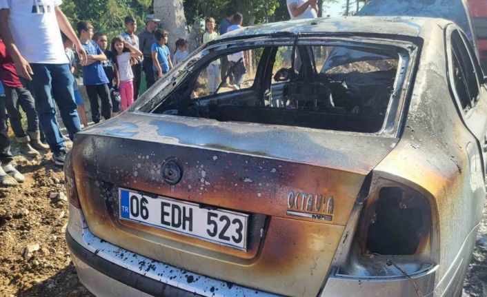 Çorum’da park halindeki araç alev alev yandı