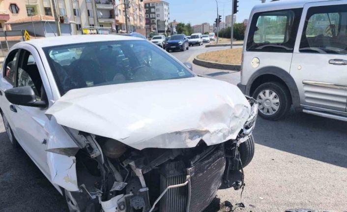 Çorum’da üç aracın karıştığı zincirleme kazada 1’i çocuk 8 kişi yaralandı