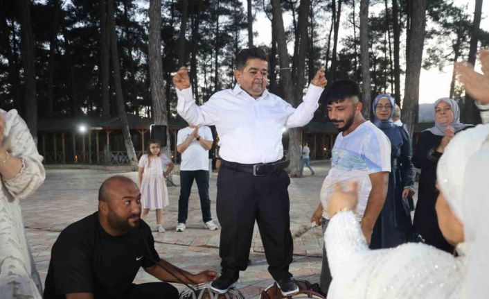 Cüce çift yarım kalan aşklarında 21 yıl sonra mutlu sona ulaştı