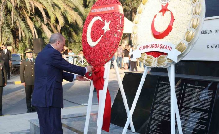 Cumhurbaşkanı Erdoğan, KKTC’de Atatürk Anıtı’na çelenk bıraktı