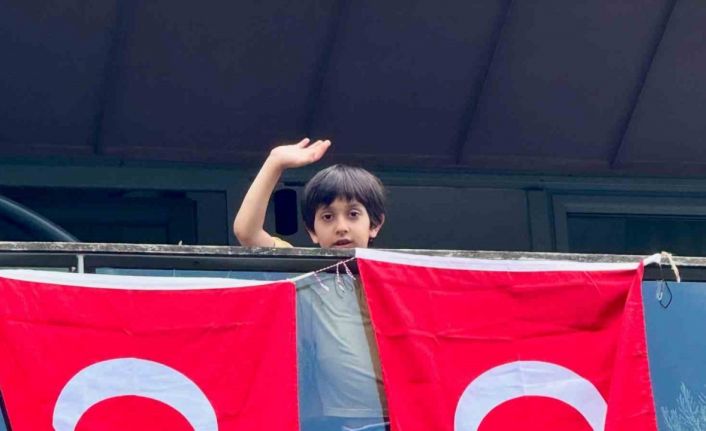 Cumhurbaşkanı Erdoğan’ın bayrak çağrısına İstanbul’dan yanıt