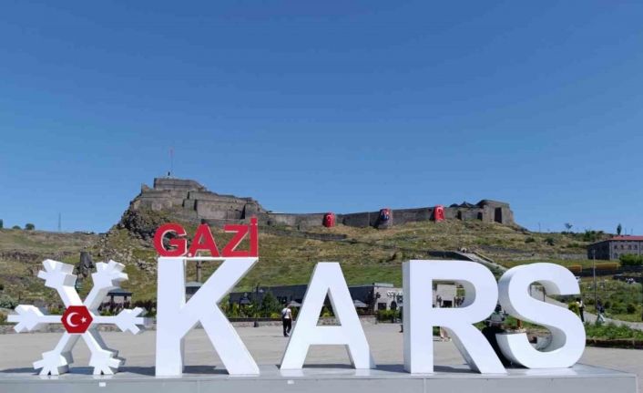 Cumhurbaşkanı Erdoğan’ın çağrısıyla Kars Kalesi bayraklarla donatıldı