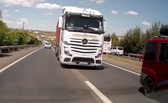 D-110 Karayolu’nda tırın tehlikeli yolculuğu bir aracın güvenlik kamerasıyla saniye saniye kaydedildi