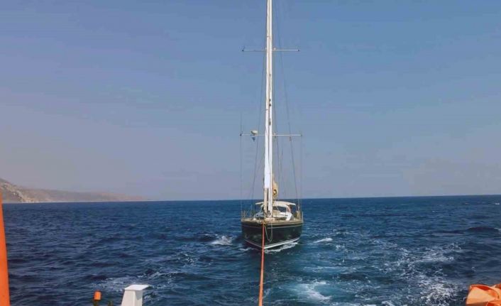 Datça’da açıklarında arızalanan ve sürüklenen yelkenli tekne kurtarıldı