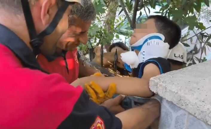 Demir korkuluk çocuğun koluna saplandı