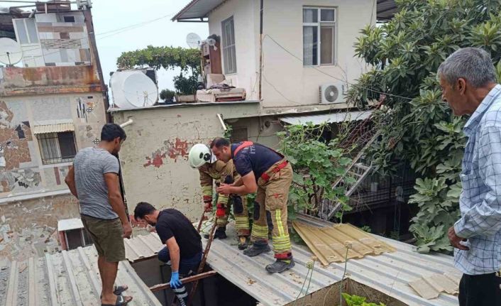 Demir saçın çökmesiyle çatıdan düşen kadın yaralandı