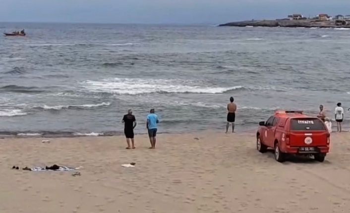 Denizde boğulma tehlikesi geçiren 2 kişi kurtarıldı, 1 kişi kayboldu
